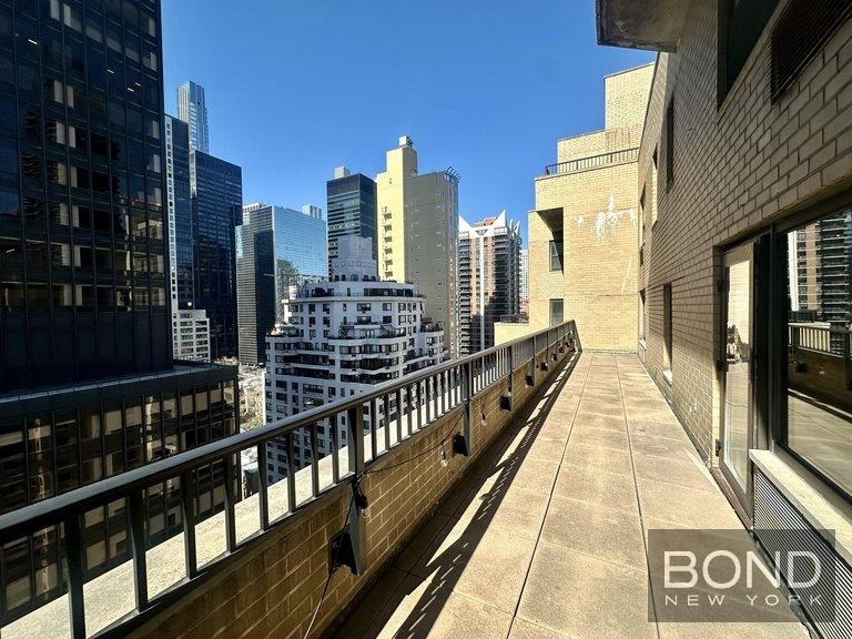 East 47th Street - Photo 15