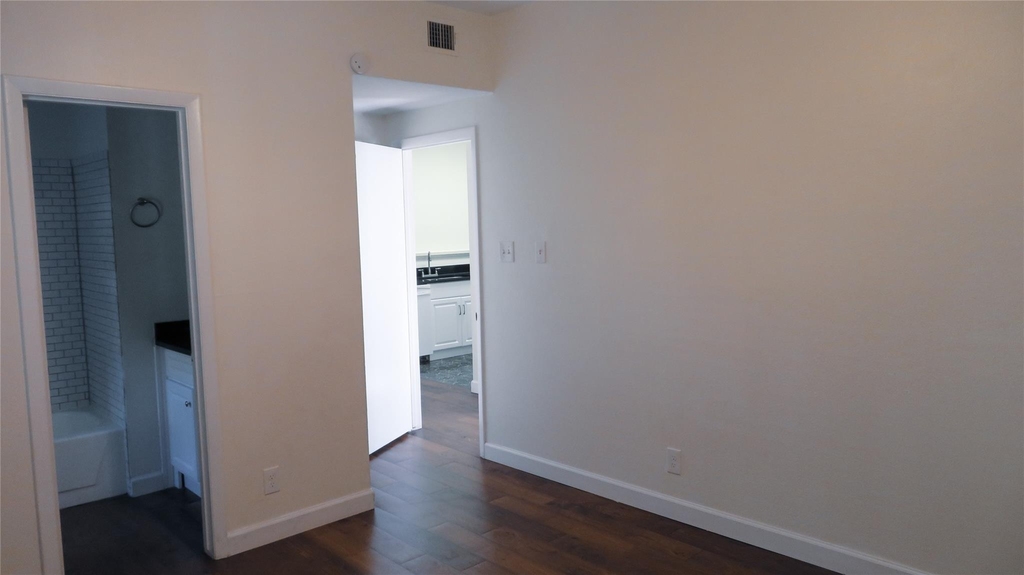 2216 San Gabriel St - Photo 2