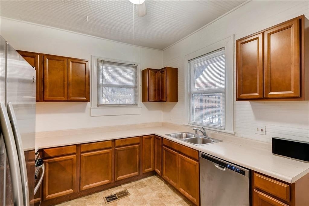 810 W 32 St - Photo 3