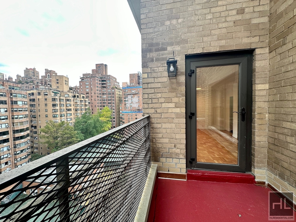 East 55 Street - Photo 1