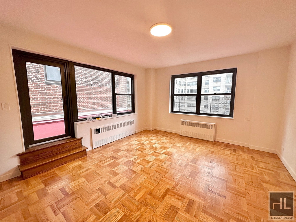 East 55 Street - Photo 9