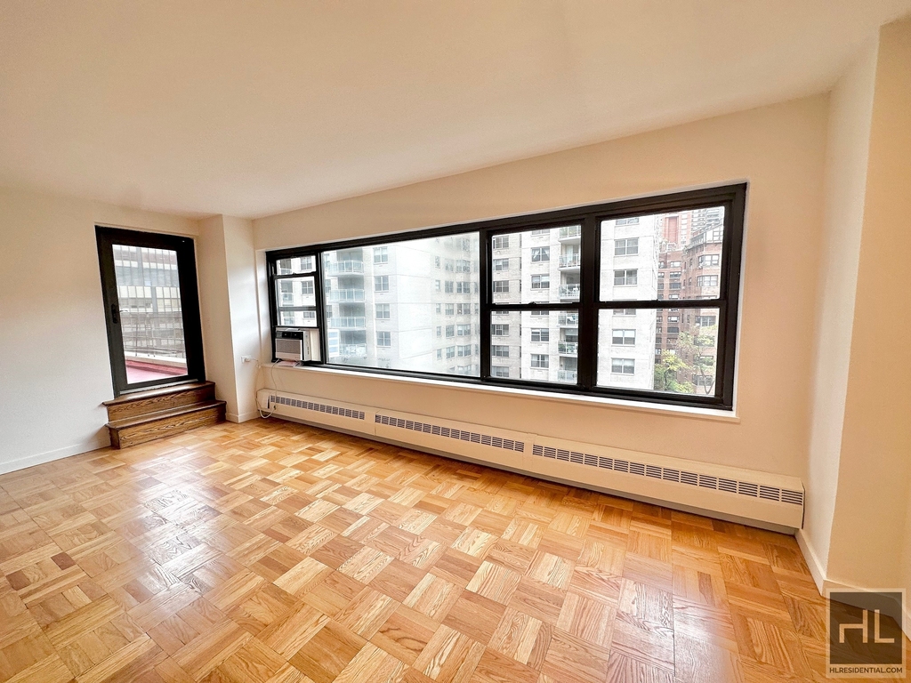 East 55 Street - Photo 2