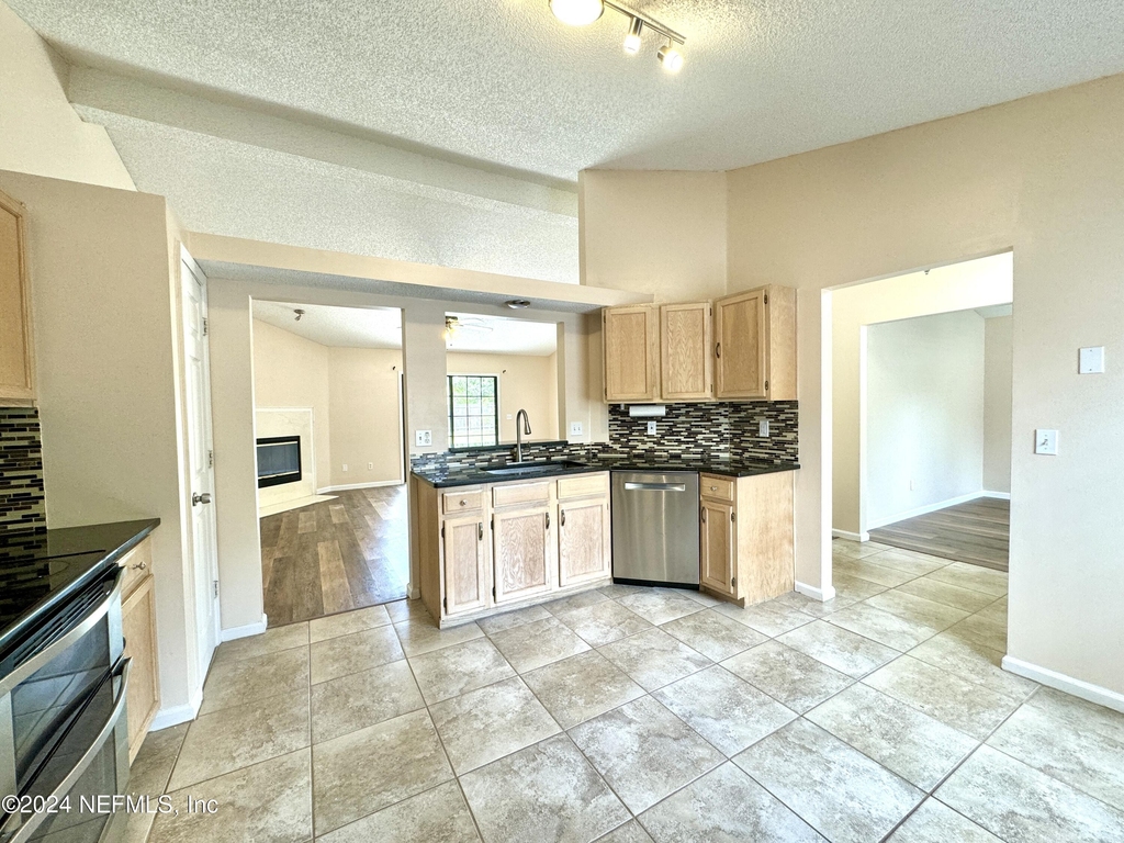 1136 Dorwinion Drive - Photo 6