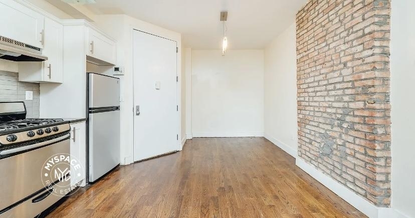 435 Bleecker St - Photo 1