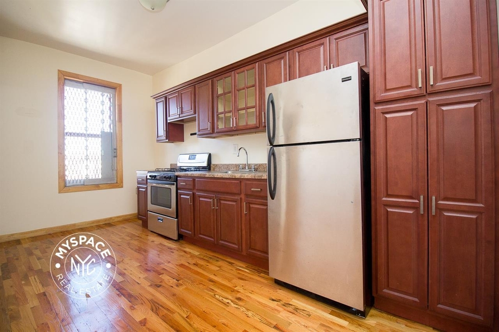 947 Montgomery St - Photo 4