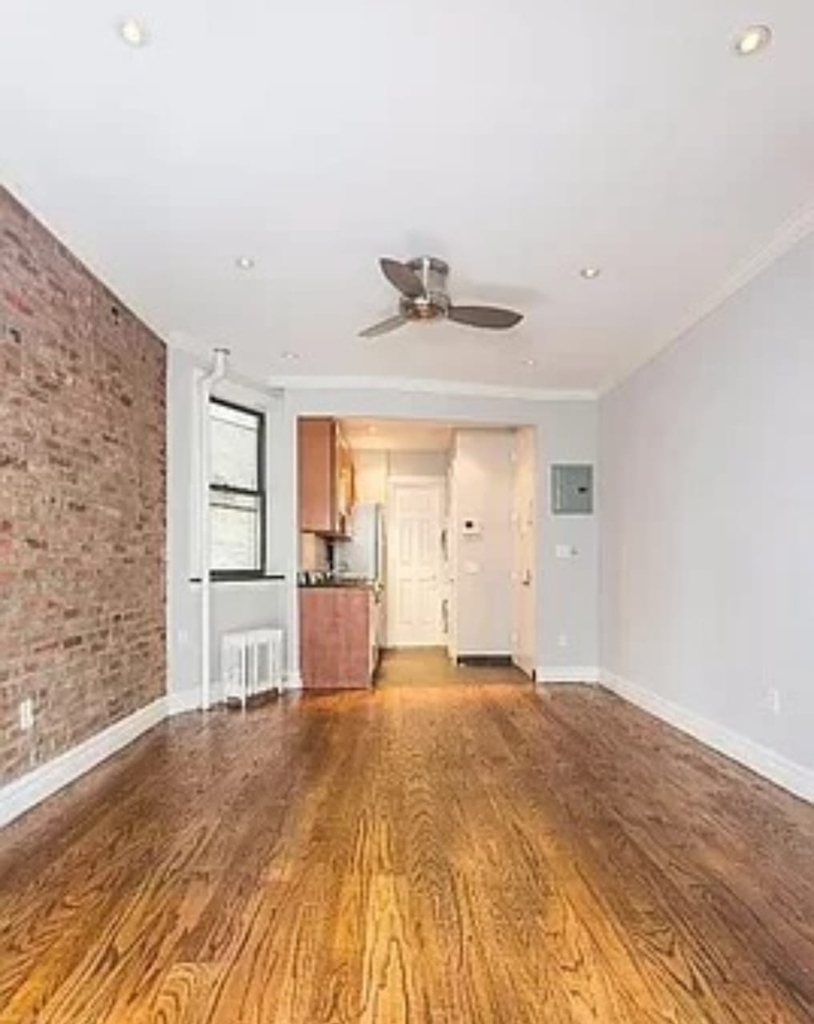 382 East 10th Street - Photo 3