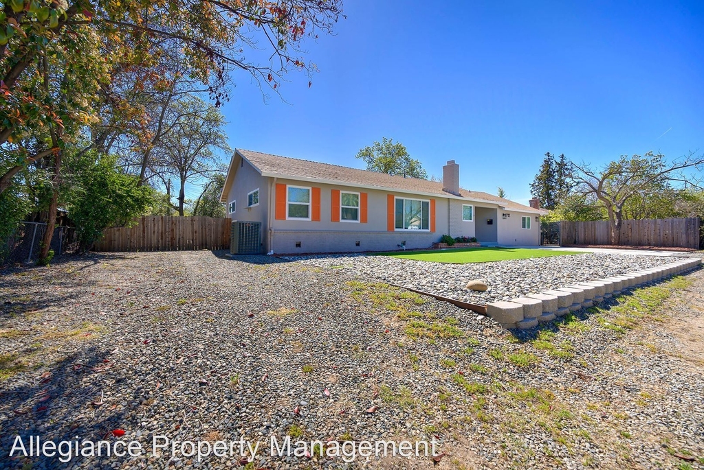 8712 Steve Way - Photo 2