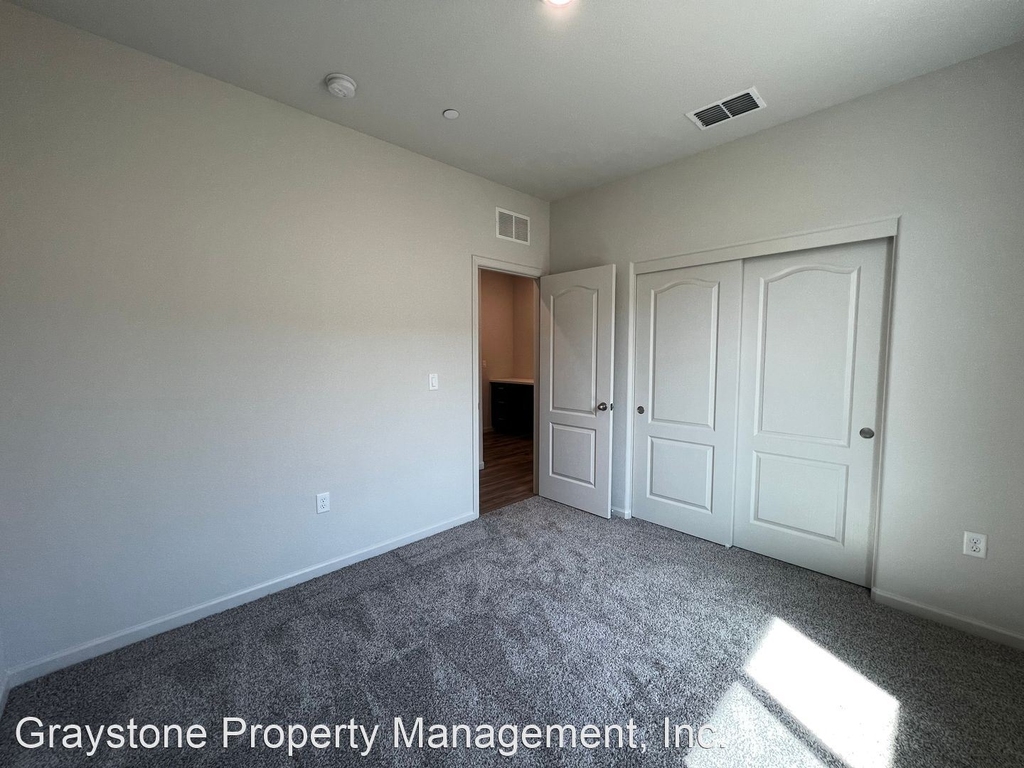 2035 Greenbriar Dr - Photo 12