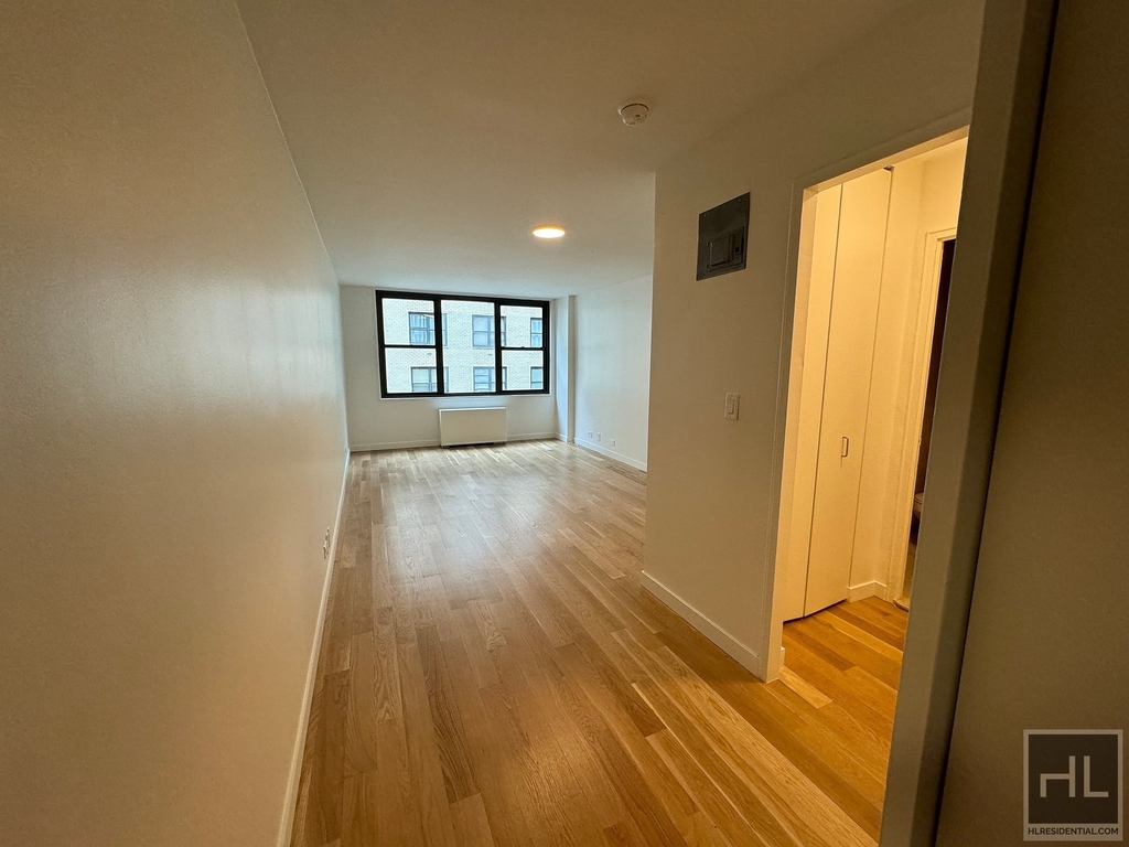 East 49 Street - Photo 1