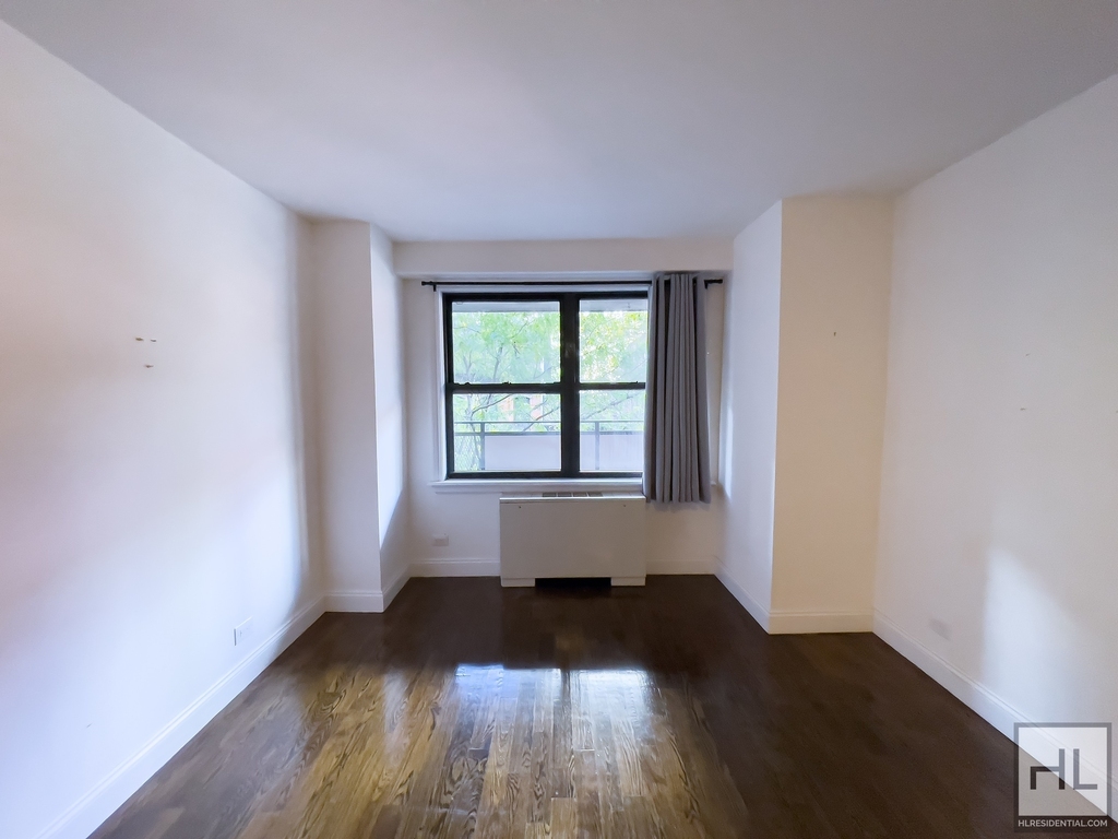 East 82 Street - Photo 1