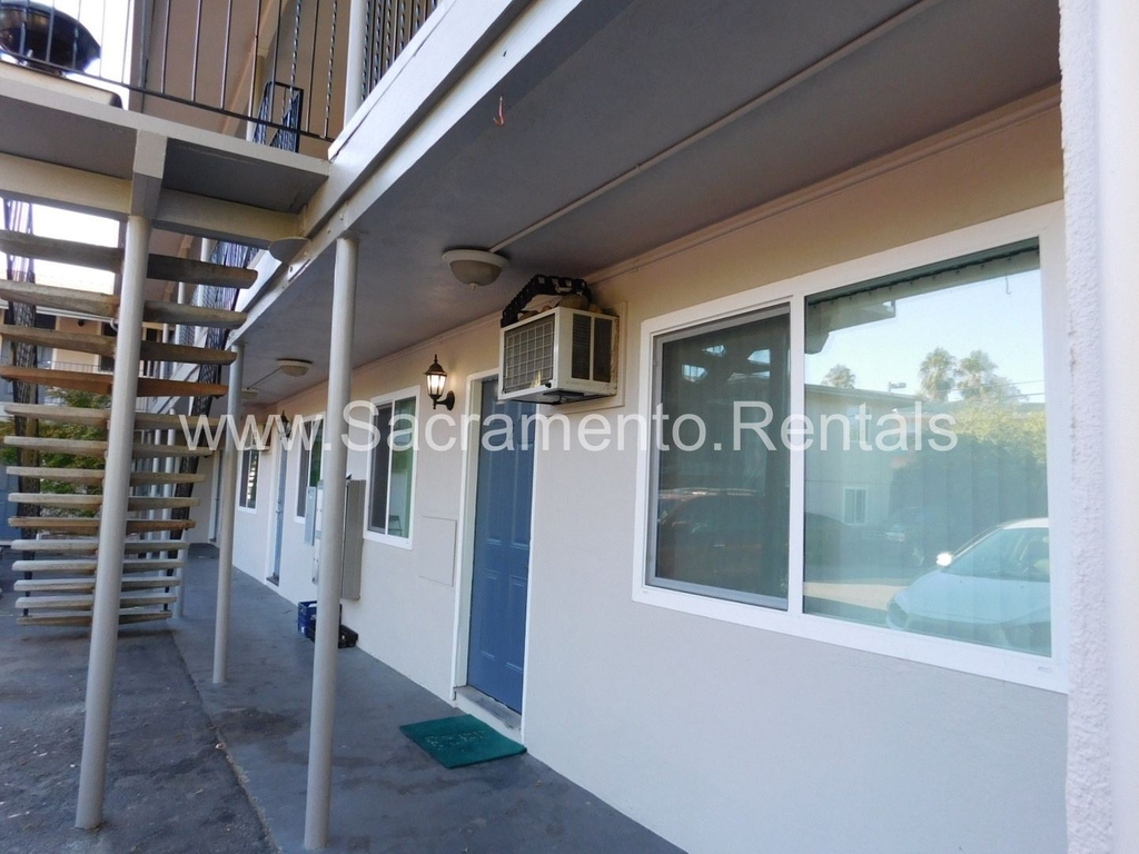 3240 Bell Street - Photo 3