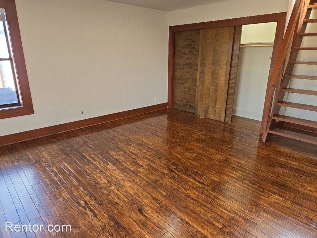 212 E Street - Photo 1