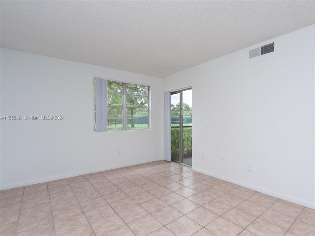 1235 Sw 46th Ave - Photo 2