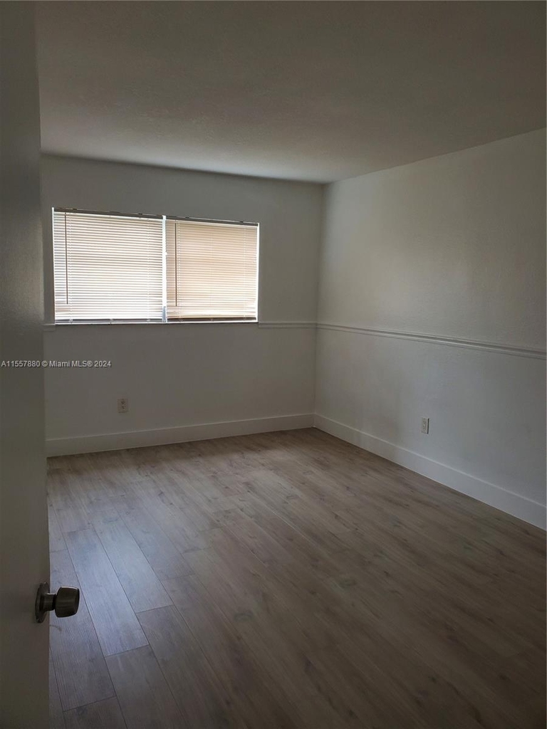 15225 Ne 6th Ave - Photo 2