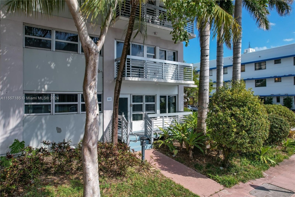 4332 Collins Ave - Photo 4