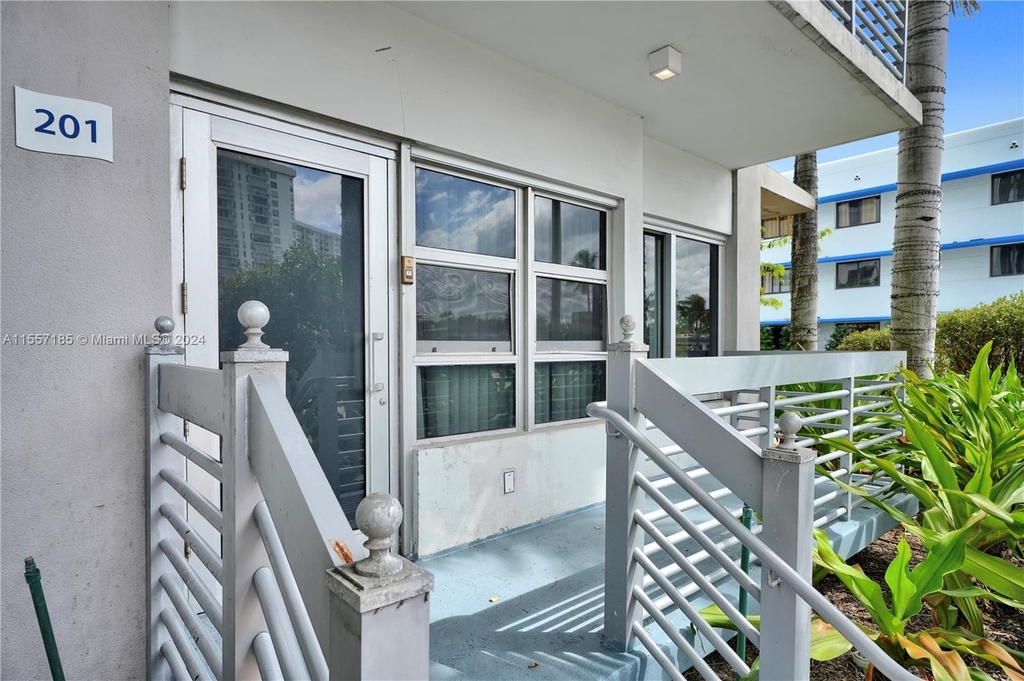 4332 Collins Ave - Photo 6