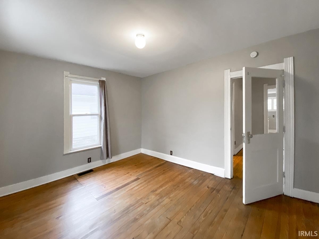 1003 W 11th Street - Photo 3