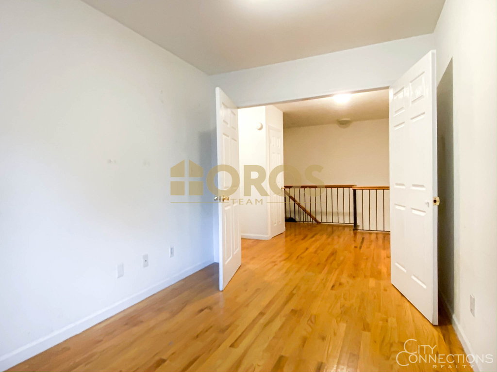 539 East 6th Street - Photo 3