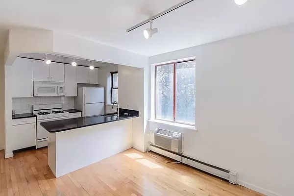 190 East 7th Street - Photo 8