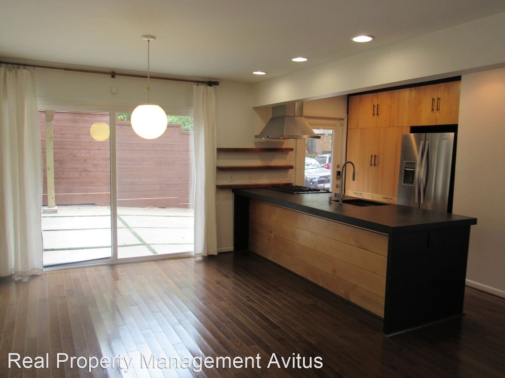 2403 Yupon Street - Photo 5