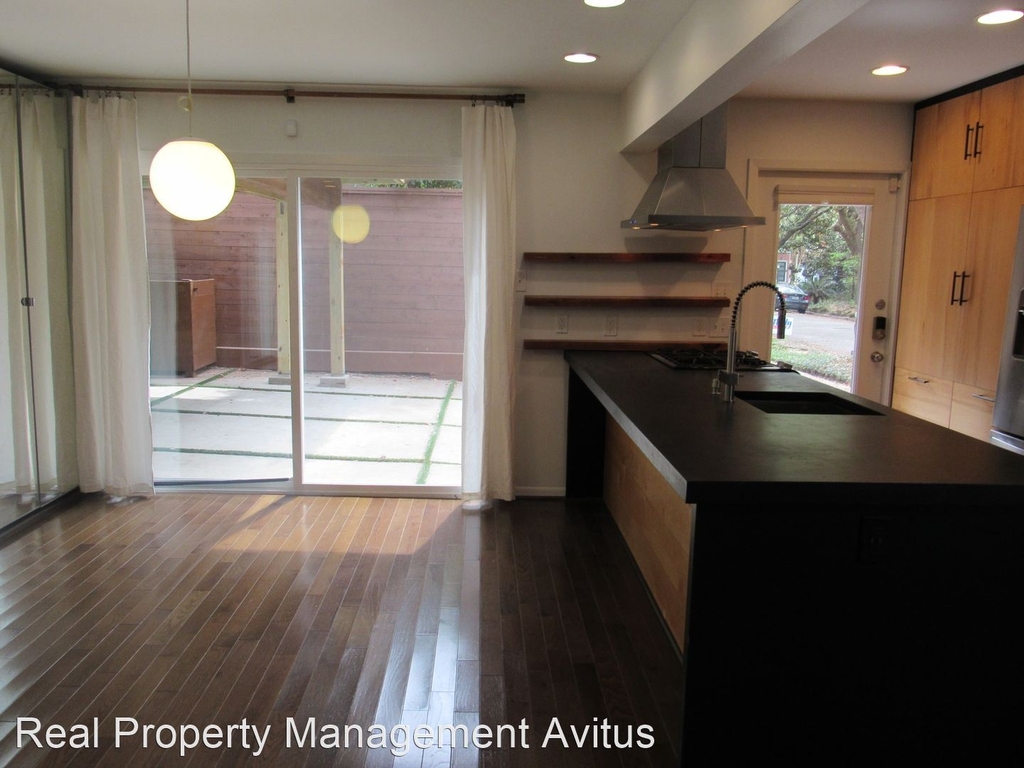 2403 Yupon Street - Photo 6