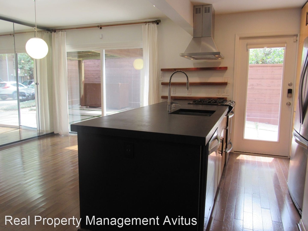 2403 Yupon Street - Photo 7