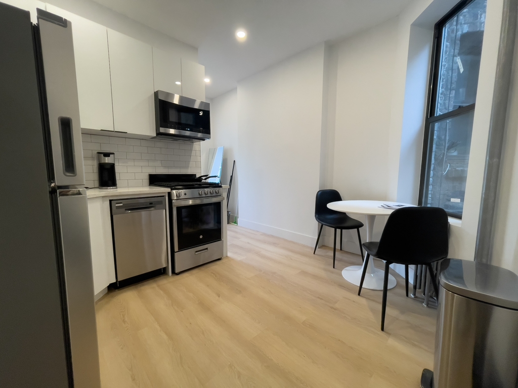 622 East 11th Street - Photo 1