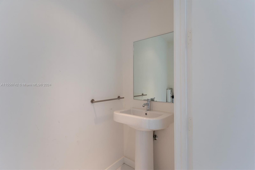 1040 Biscayne Blvd - Photo 24