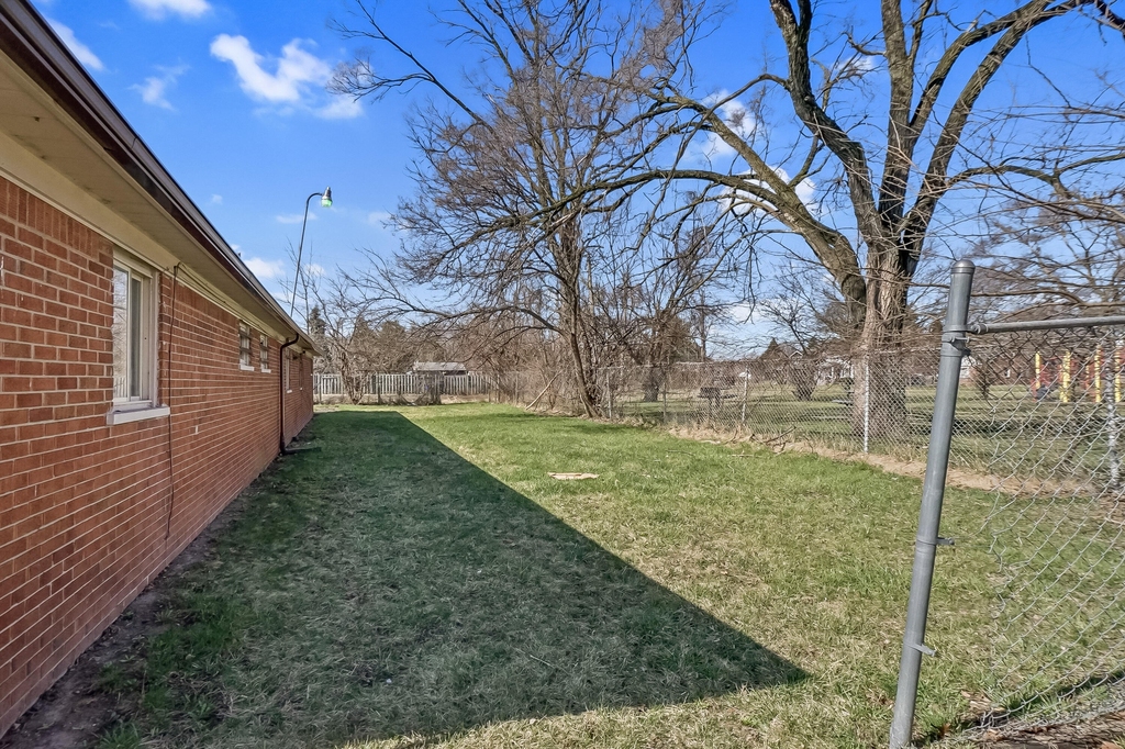 10041 Roseberry Street - Photo 5