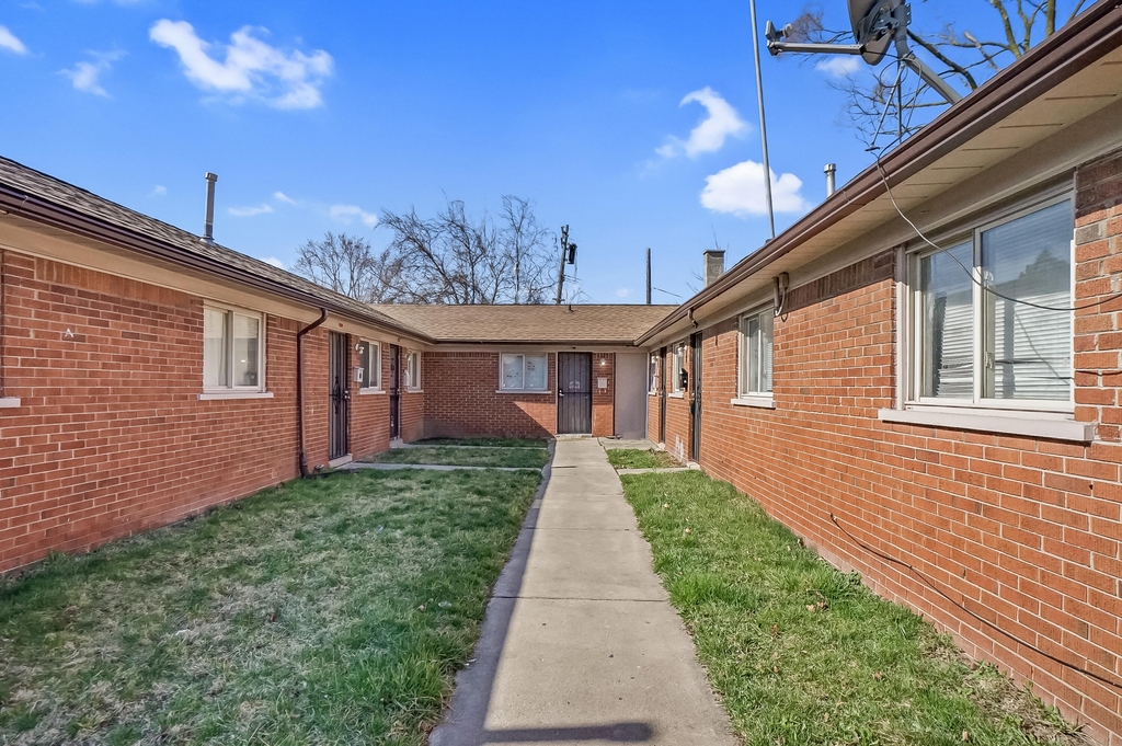 10041 Roseberry Street - Photo 2