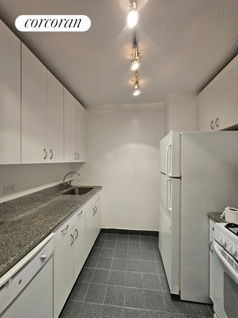 200 West 60th Street - Photo 8