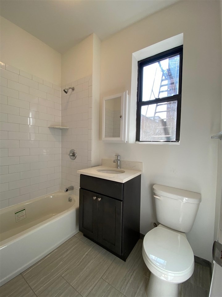 84 West 25th St - Photo 2