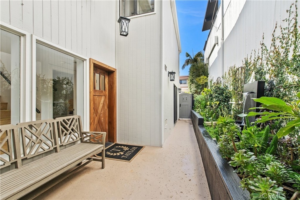 992 Noria Street - Photo 3