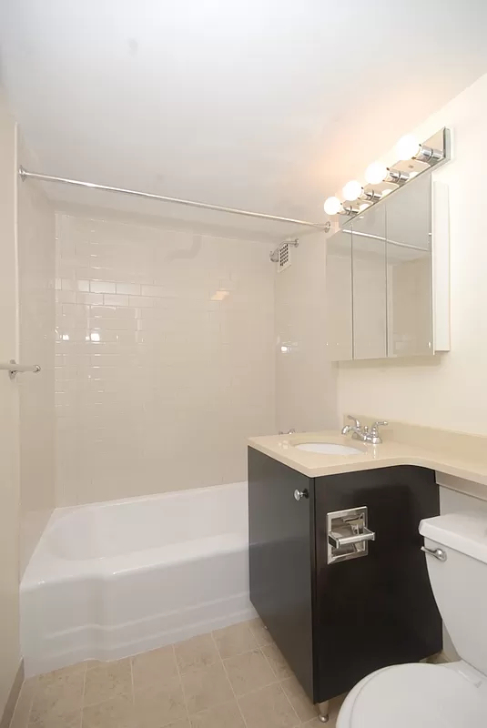 2 BR Luxury in Forest Hills - Photo 3