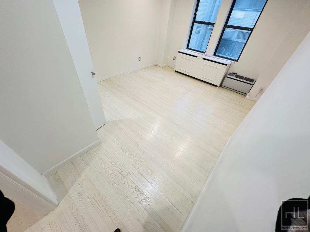 West 58 Street - Photo 2