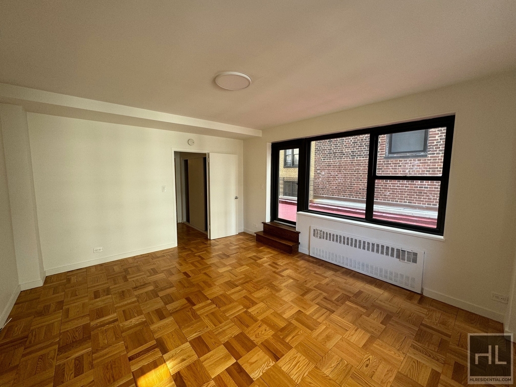 East 55 Street - Photo 1