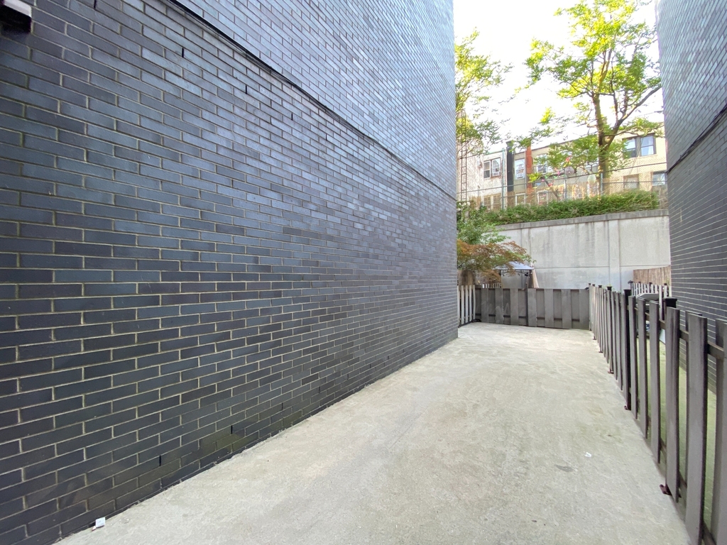 225 Maujer Street - Photo 12