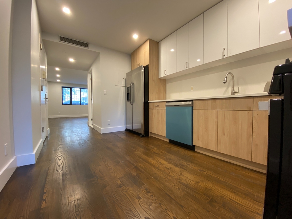 225 Maujer Street - Photo 1