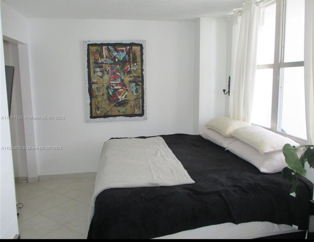 6039 Collins Ave - Photo 10