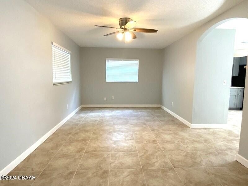 228 E Holly Drive - Photo 4