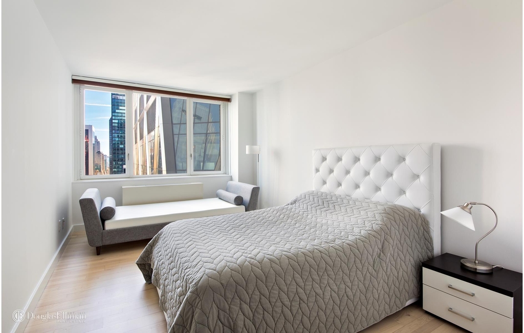 322 W 57th St - Photo 6