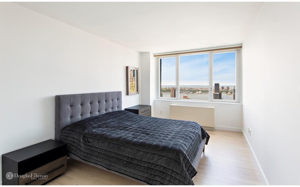 322 W 57th St - Photo 5