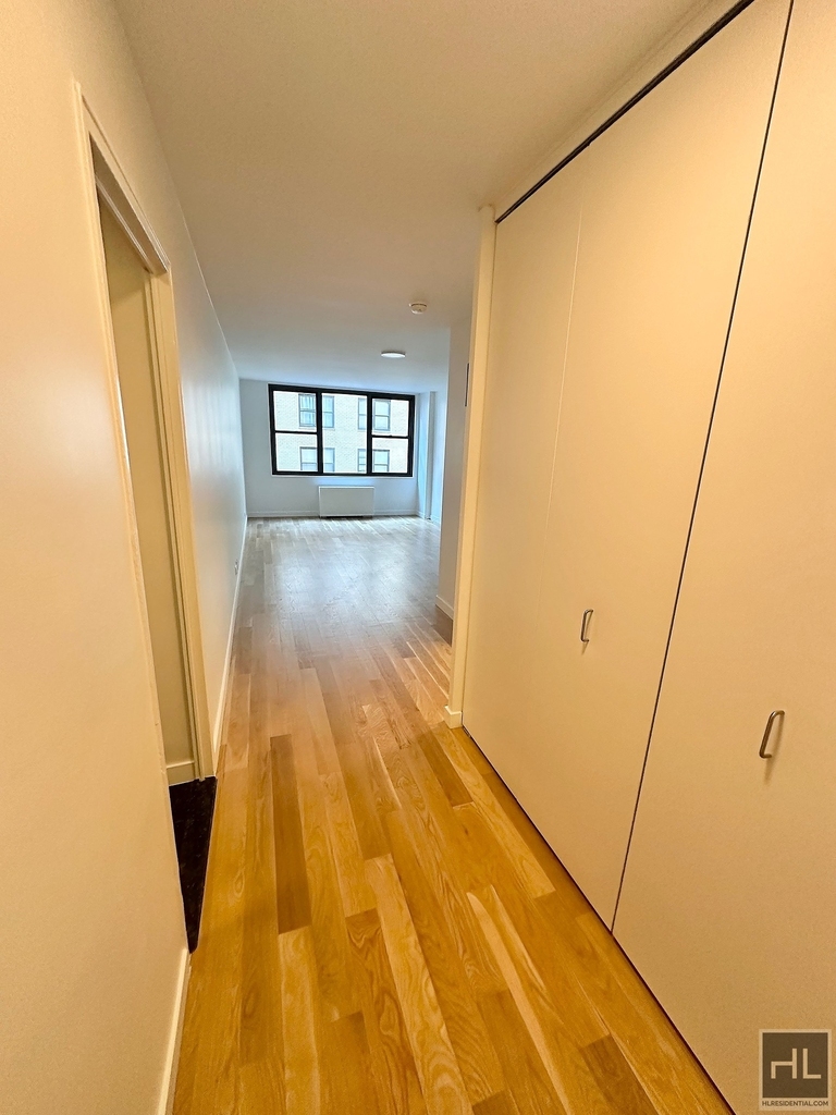 East 49 Street - Photo 10