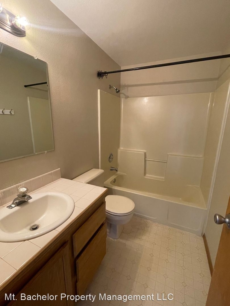 3011 Ne Charleston Ct - Photo 2