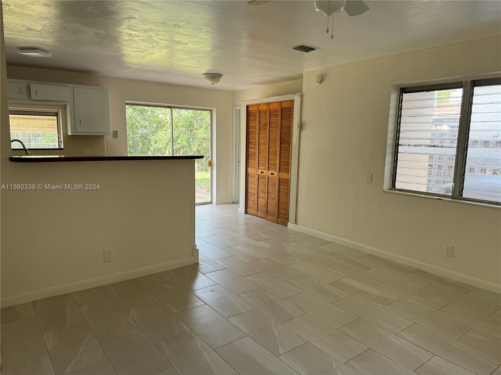 6111 Nw 43rd Ave - Photo 2