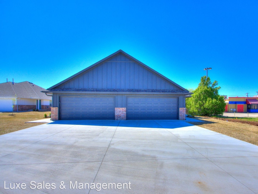 1525 Pavy Parkway - Photo 1