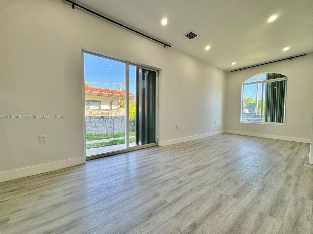 3039 Sw 16th Ter - Photo 6