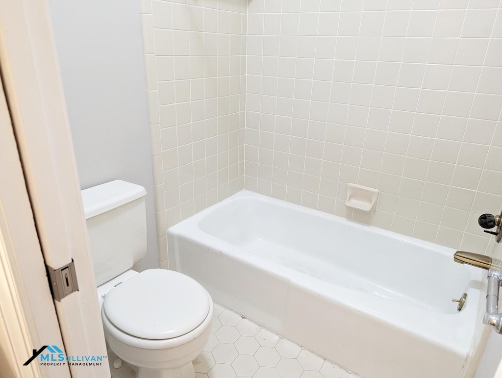 1306 Hampshire Court - Photo 6