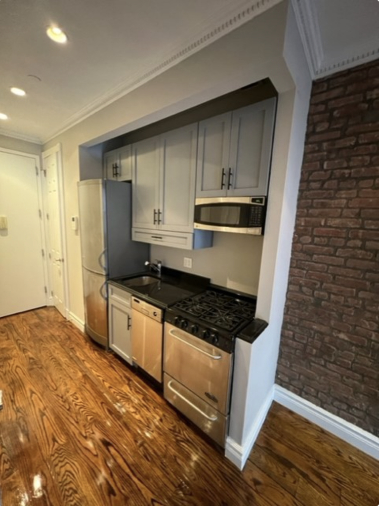 202 East 13th Street - Photo 3