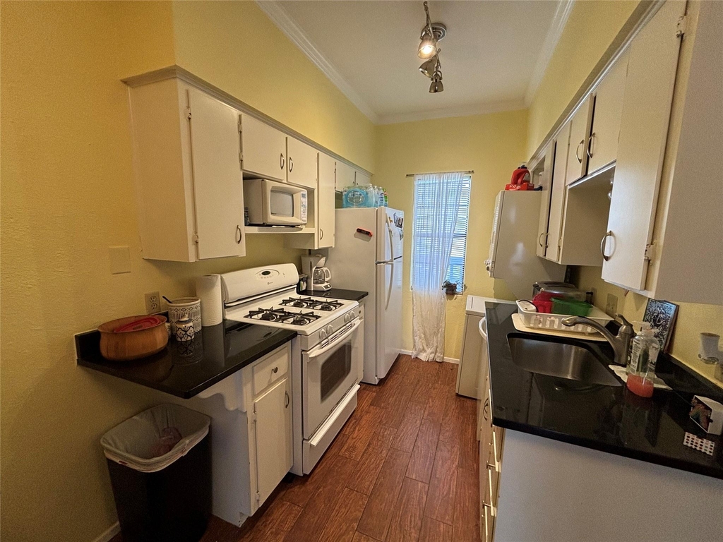 303 W 35th St - Photo 8